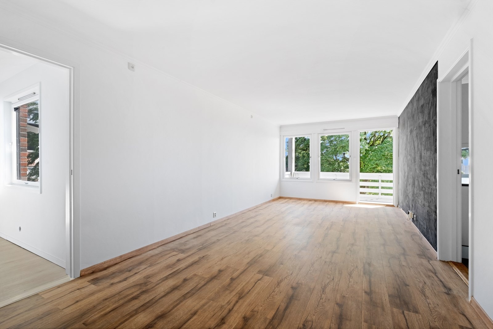 Leiligheten har separat kjøkken ved siden av stuen Galleribilde