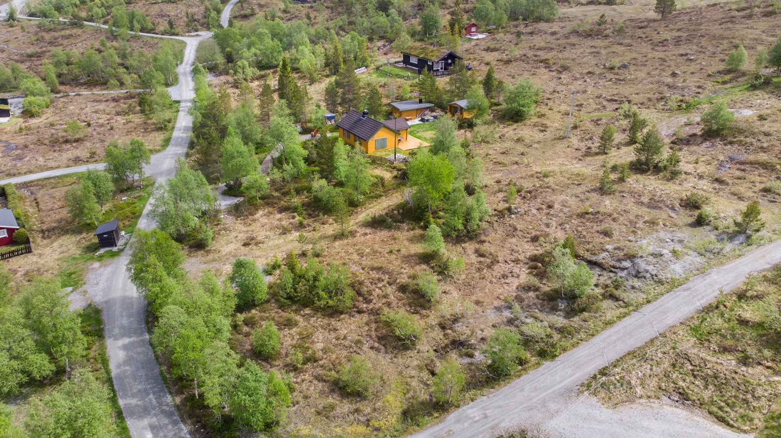 Tomten ligger i lett skrående terreng og har enkel adkomst. Galleribilde