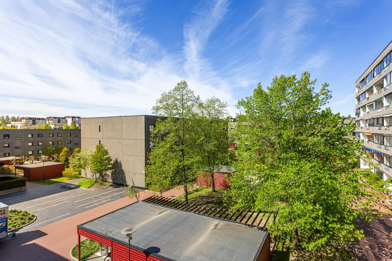 Fellesarealene er velstelte og grønne. Alt ligger godt til rette for trivsel. Galleribilde