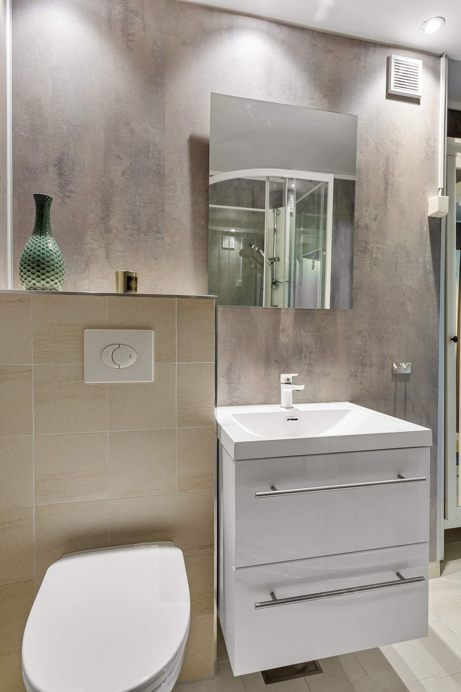 Dagslyset flommer inn fra et vindu uten innsyn. Galleribilde