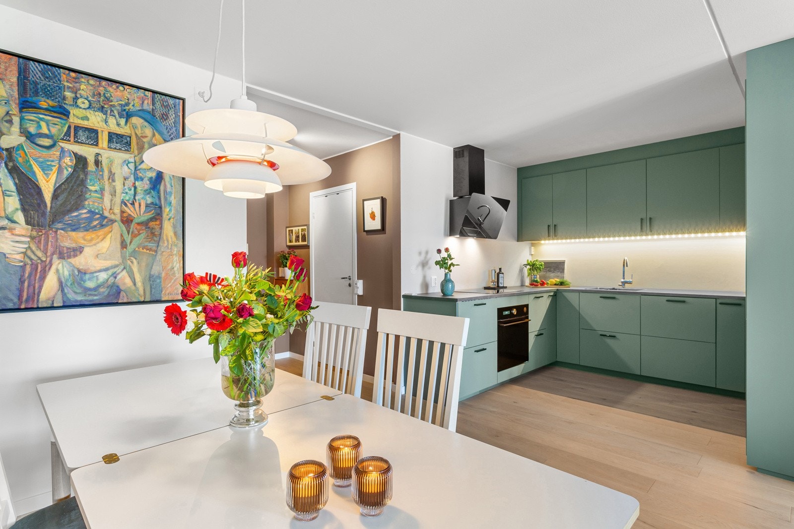 Kjøkkenet ligger åpent med stuen, men i en klart avgrenset sone. Galleribilde