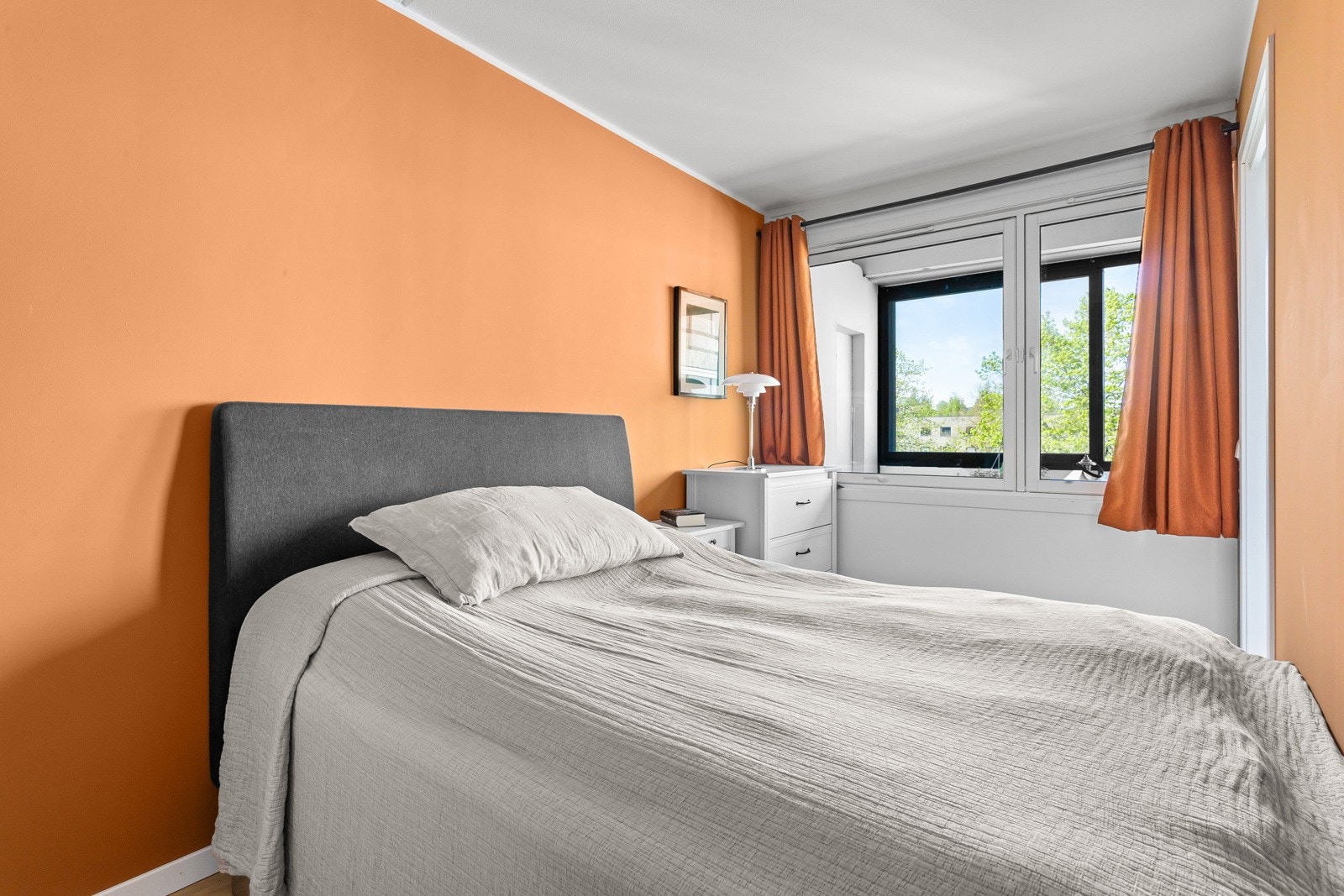 Soverommet er friskt i fargen og smart oppbygd med skyvedør på hver side av sengeplassen. Galleribilde