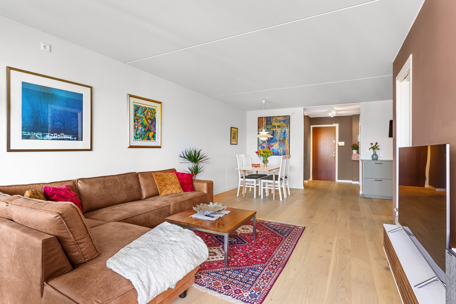 Stuen har pent gulv som er lagt sømløst til alle rom, foruten bad. Det er gulvvarme i stue/kjøkken og entré. Galleribilde