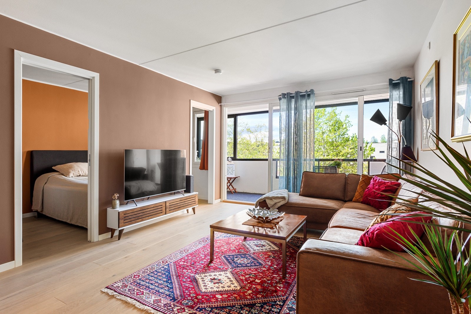 Stuen er luftig og lys med store, nordvestvendte vinduer og utgang til balkong. Galleribilde