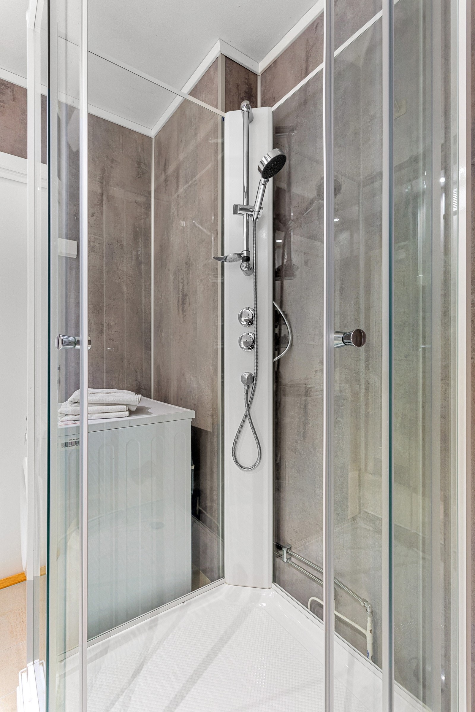 Badet har dusjkabinett som forebygger skader i gulv og vannsøl. Galleribilde