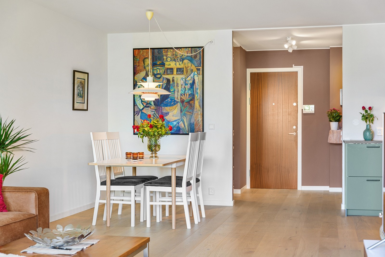 Den åpne løsningen mellom rommene gir god utnyttelse av arealet og leiligheten føles ekstra luftig. Galleribilde