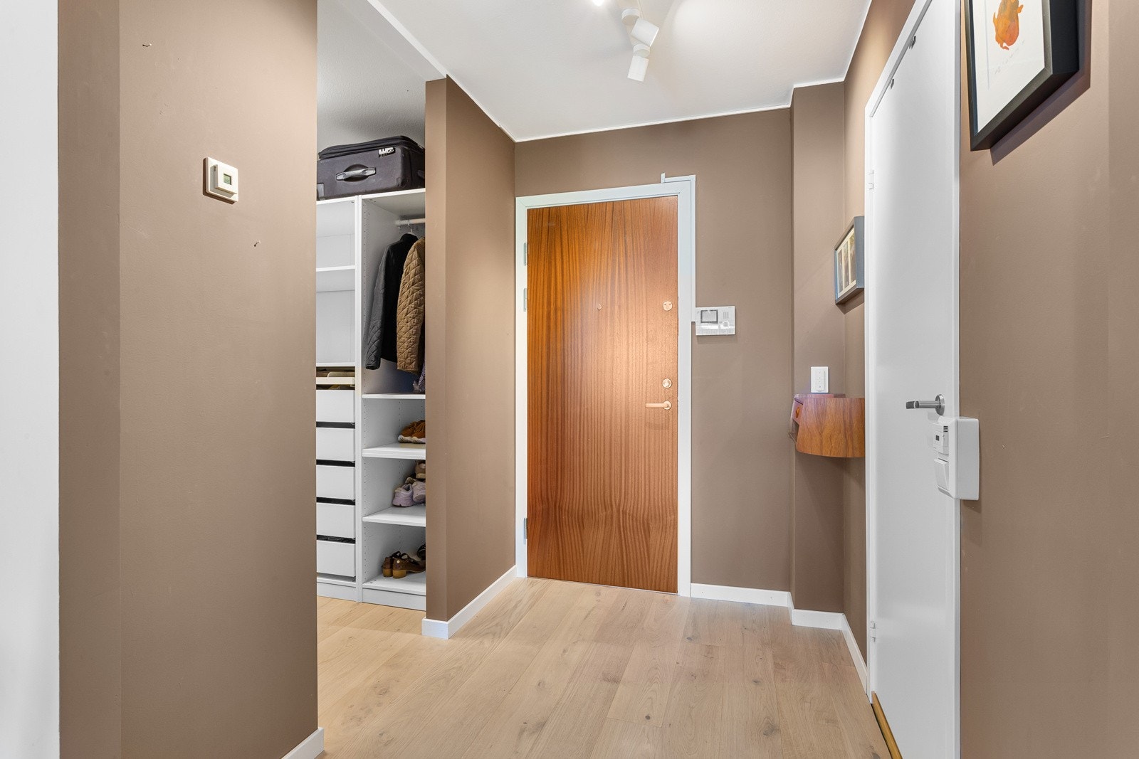 Entreen er innbydende med delikat veggfarge, enstavs parkettgulv og lun gulvvarme. Galleribilde