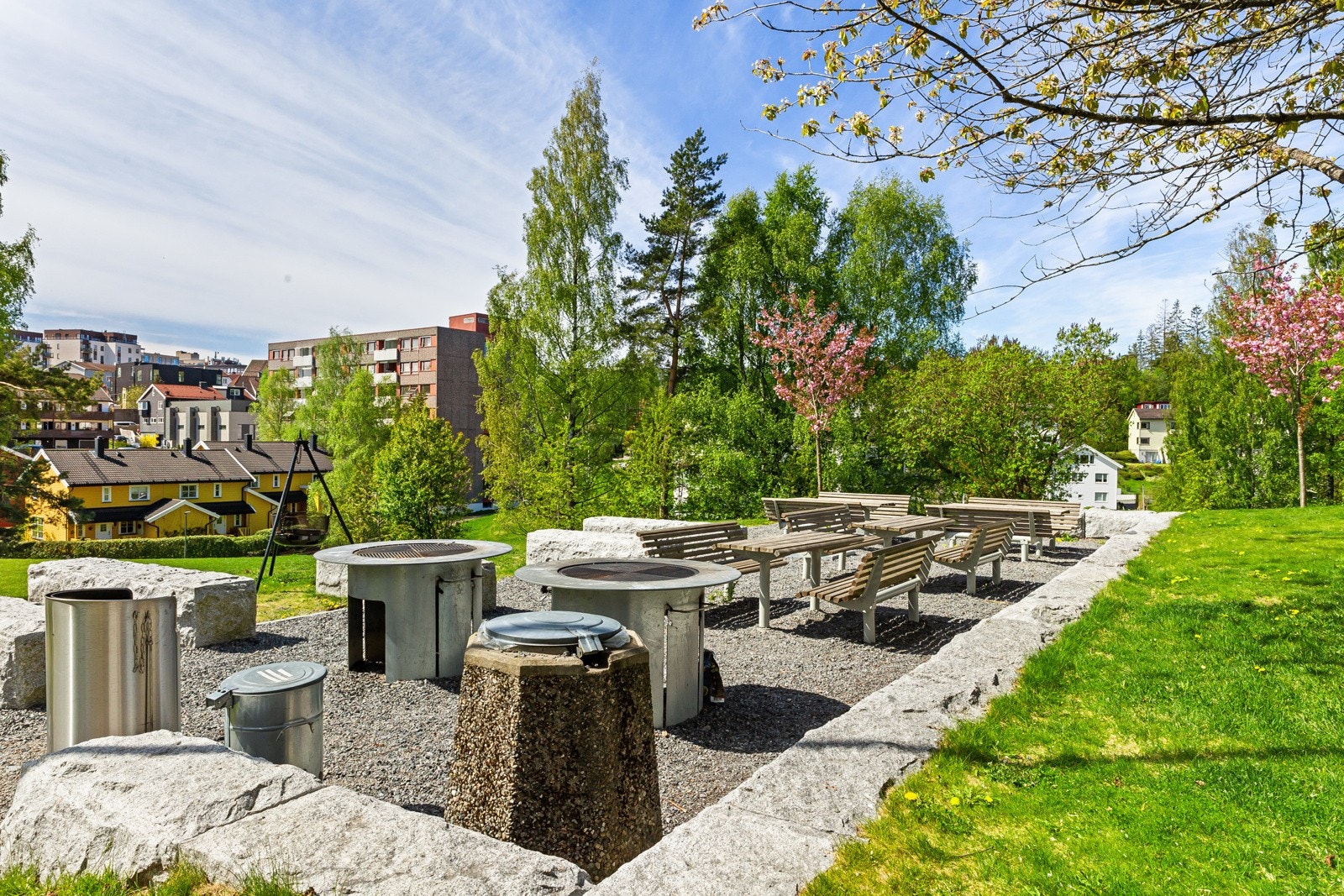 Fellesarealene er meget pent opparbeidet med grillplass, store plener, lekeplass og felles sittegruppe Galleribilde