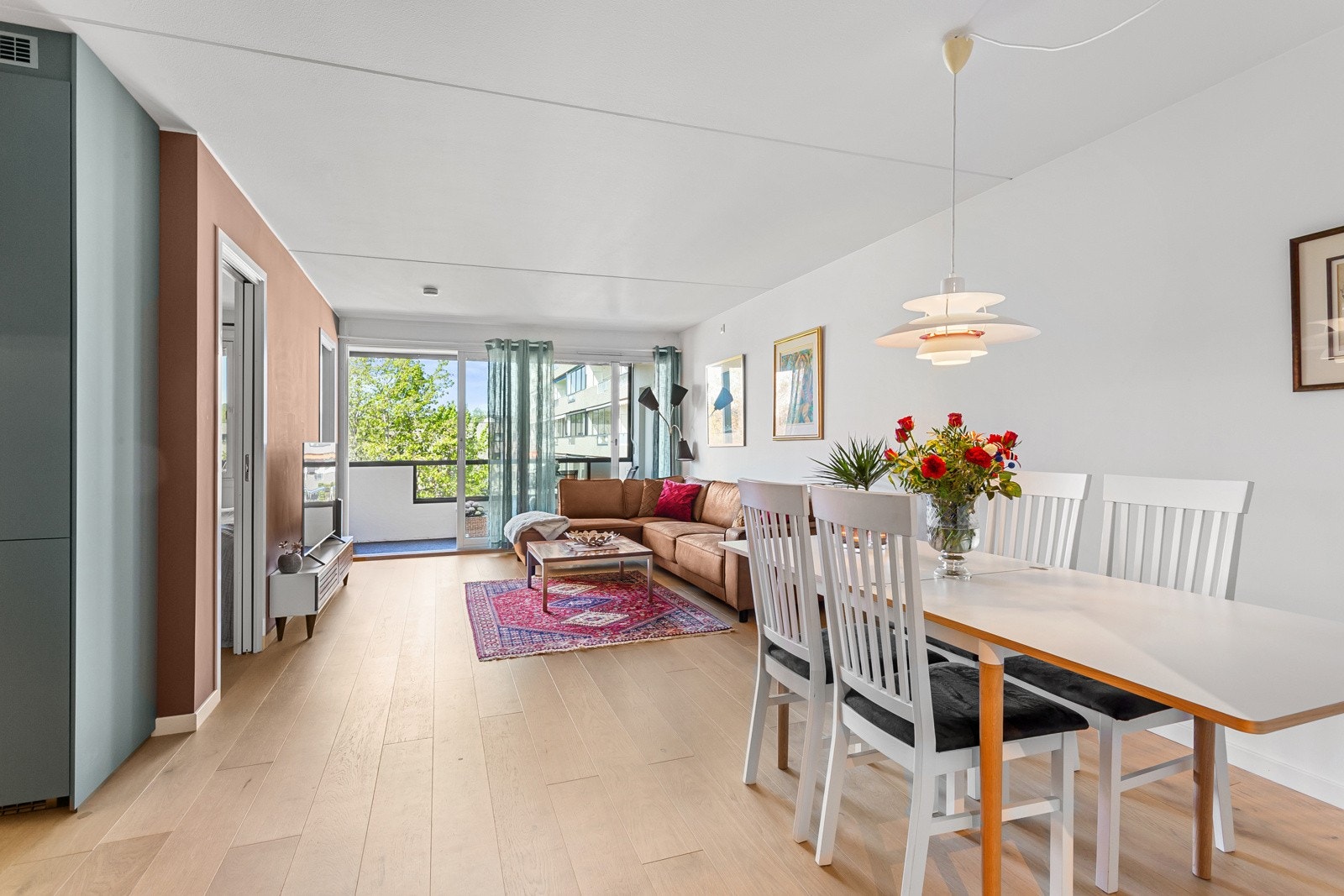 Stuen har god plass til sofagruppe, tv-løsning og spisestue m.m. Galleribilde