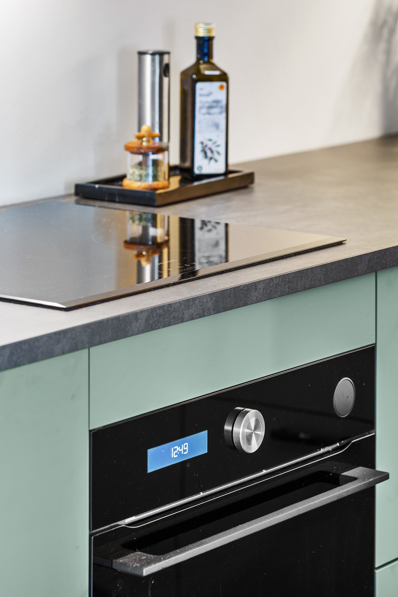 Stekeovn, induksjonstopp, oppvaskmaskin og kjøl/frys er integrert. Galleribilde