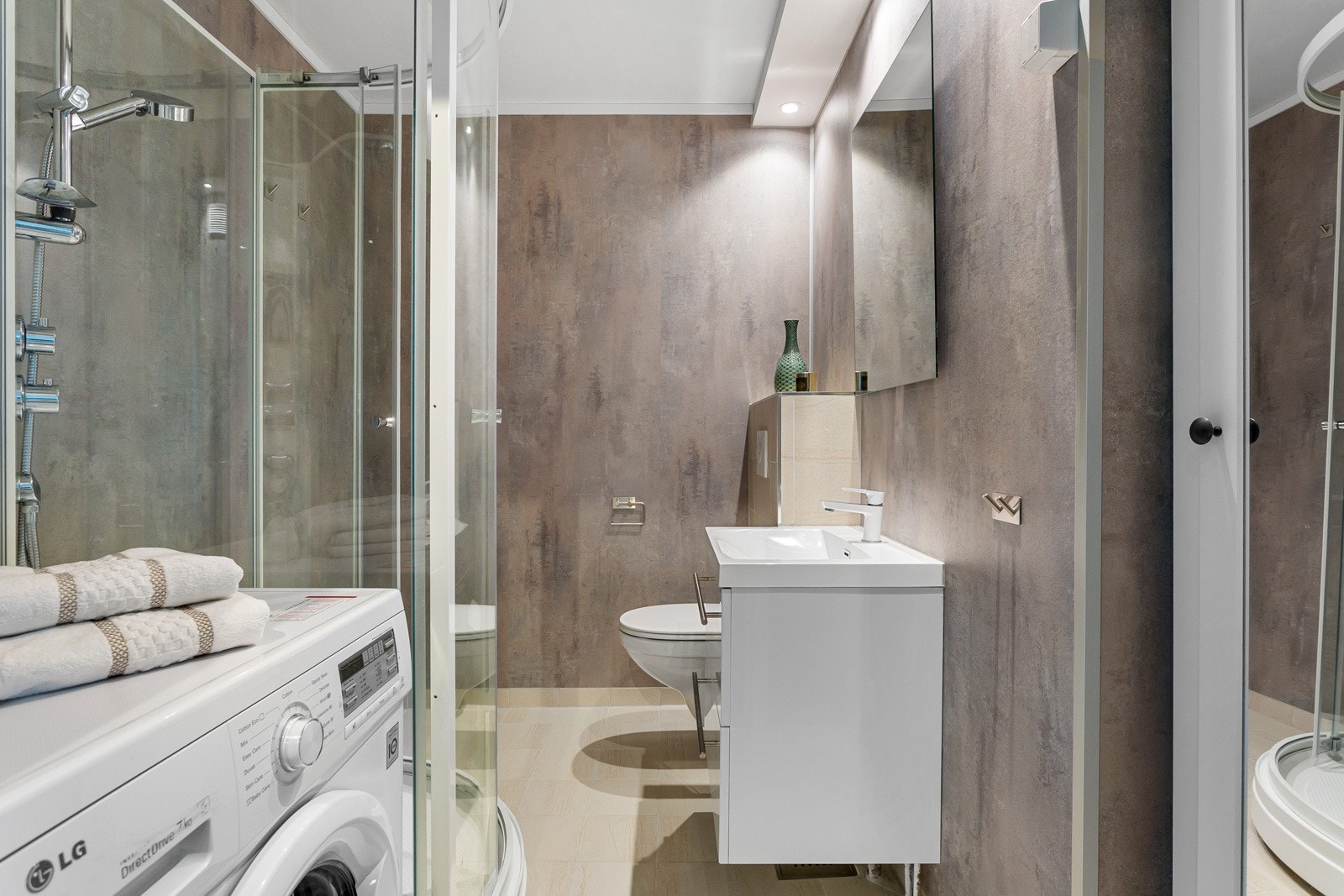 Badet har opplegg for vaskemaskin. Galleribilde