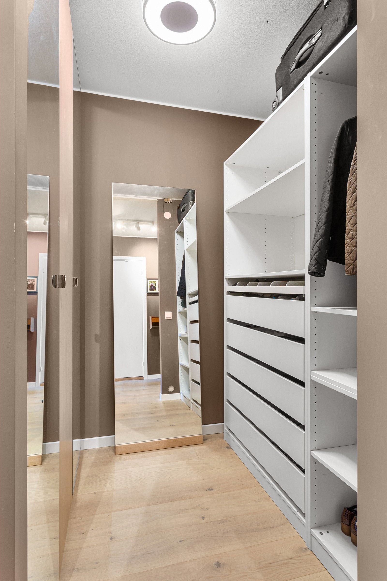 I tilknytning til entreen ligger et praktisk garderoberom med rikelig skapplass. Her er det enkelt å holde orden. Galleribilde