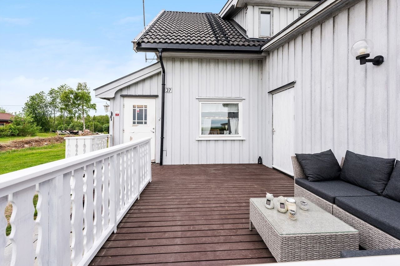 Terrasse med tilknytning til inngangspartiet. Galleribilde