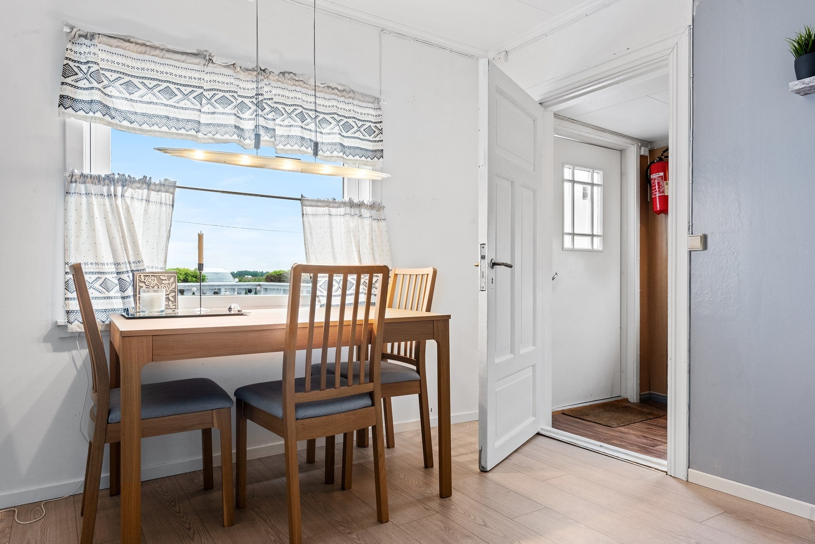 Kjøkkenet er romslig med god plass til spisestue hvor man kan nyte måltider med familien. Adkomst ut til entre fra kjøkkenet. Galleribilde