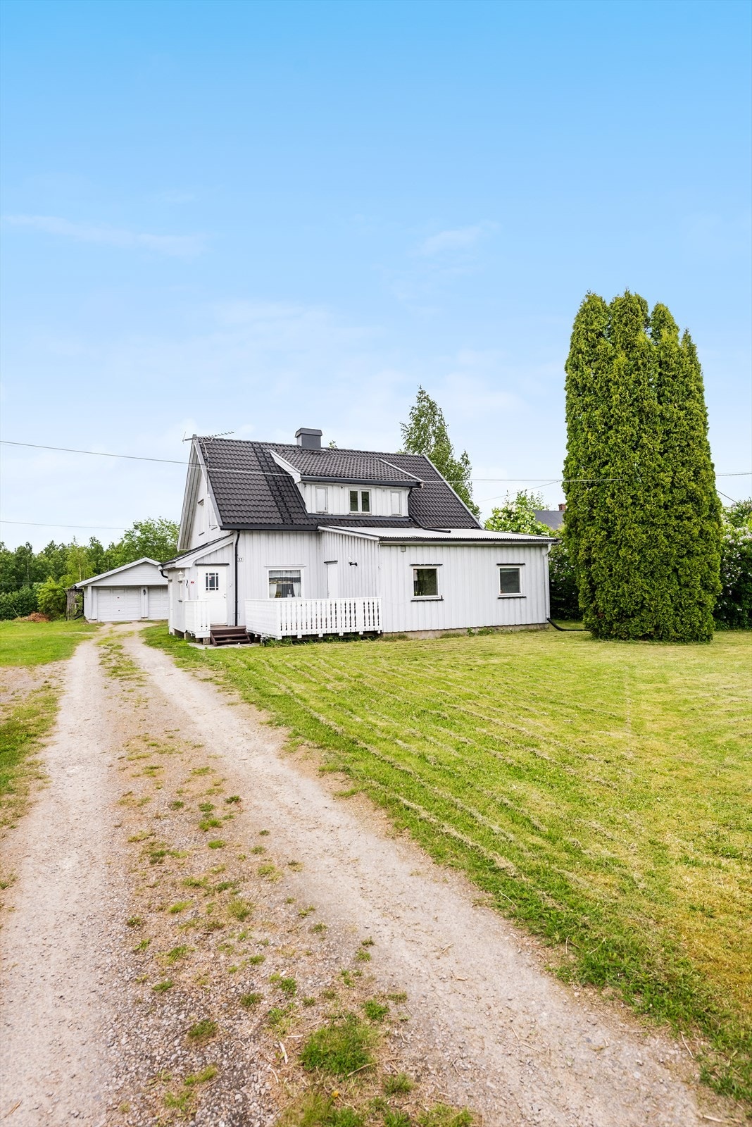 Boligen sett fra vegen. Galleribilde