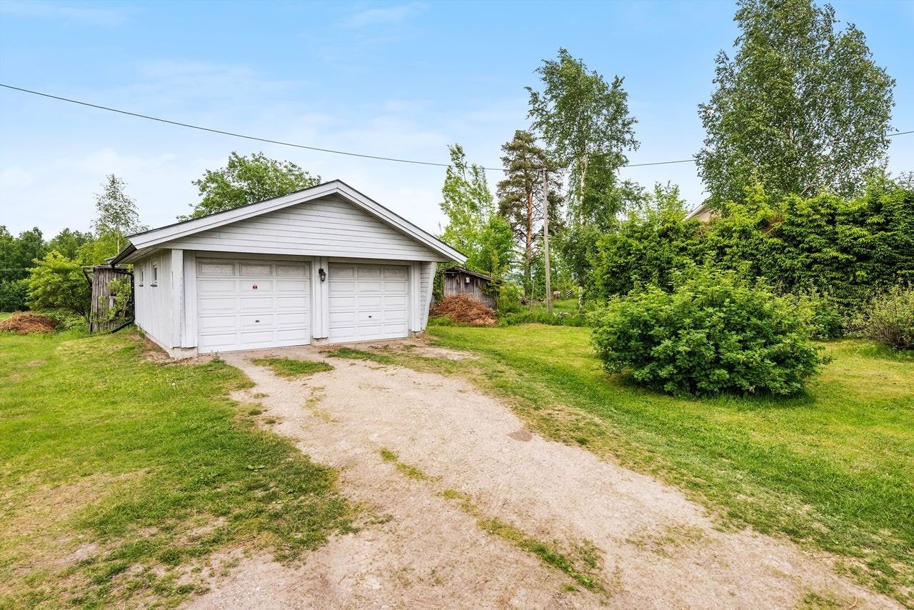 Dobbel garasje og uthus på høyre side. Galleribilde