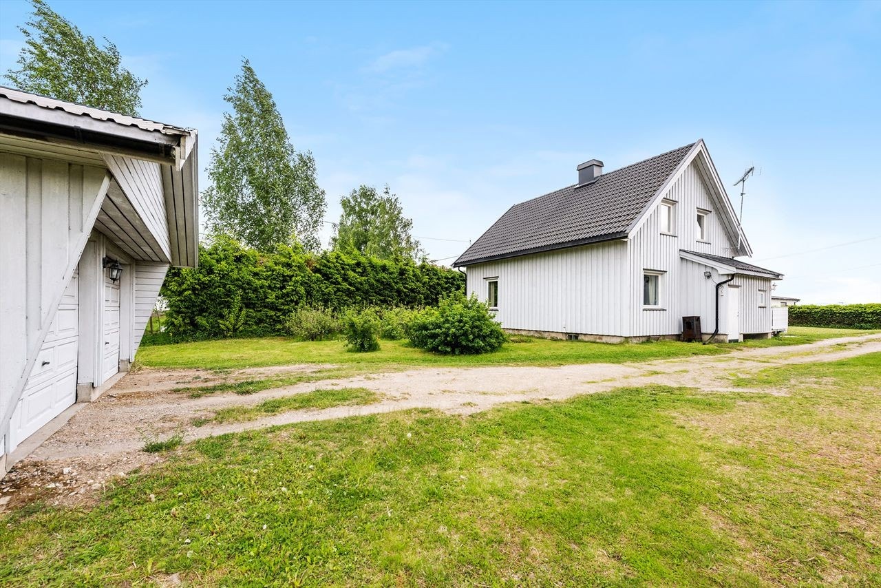 Eiendommen er opparbeidet med plen, diverse beplantning, prydbusker og hekk. Gruset innkjøring. Galleribilde