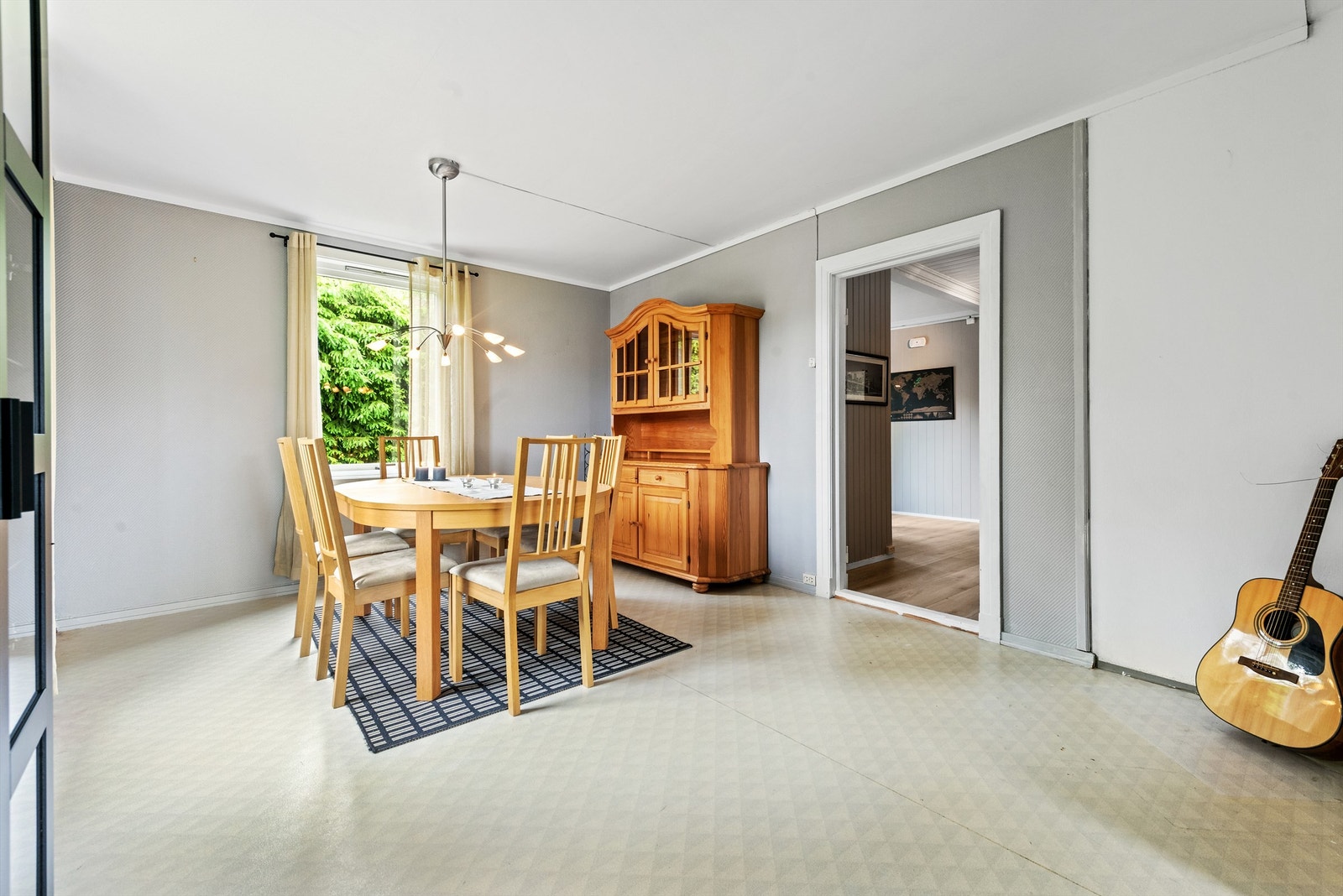 Spisestuen er romslig med god plass til det møblementet man ønsker. Adkomst fra gangen. Galleribilde