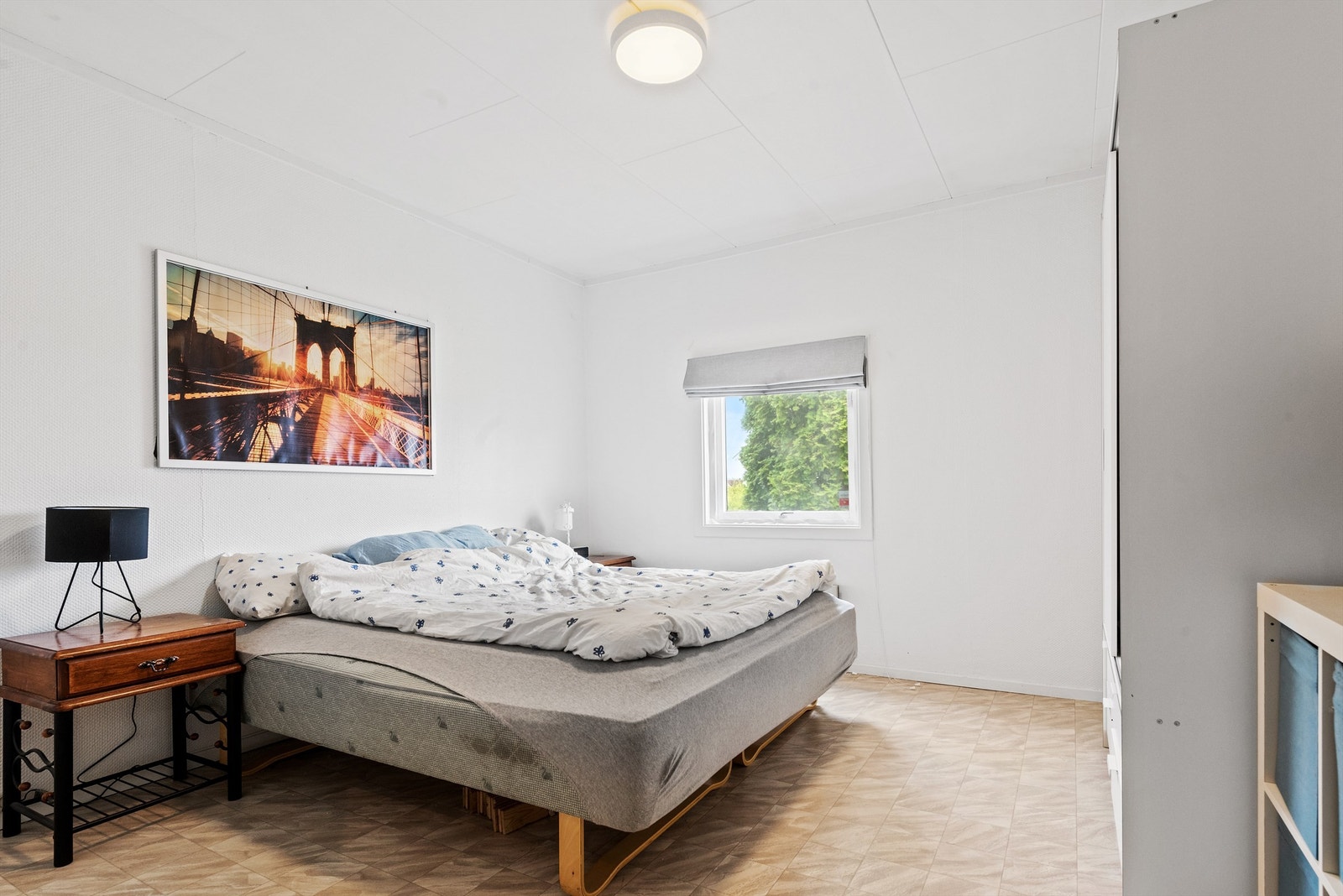 Et rom med lysmalt strie på veggene og belegg på gulvet. Rommet ligger i 1. etasje og er romslig, samt innredet med garderobeskap. Galleribilde