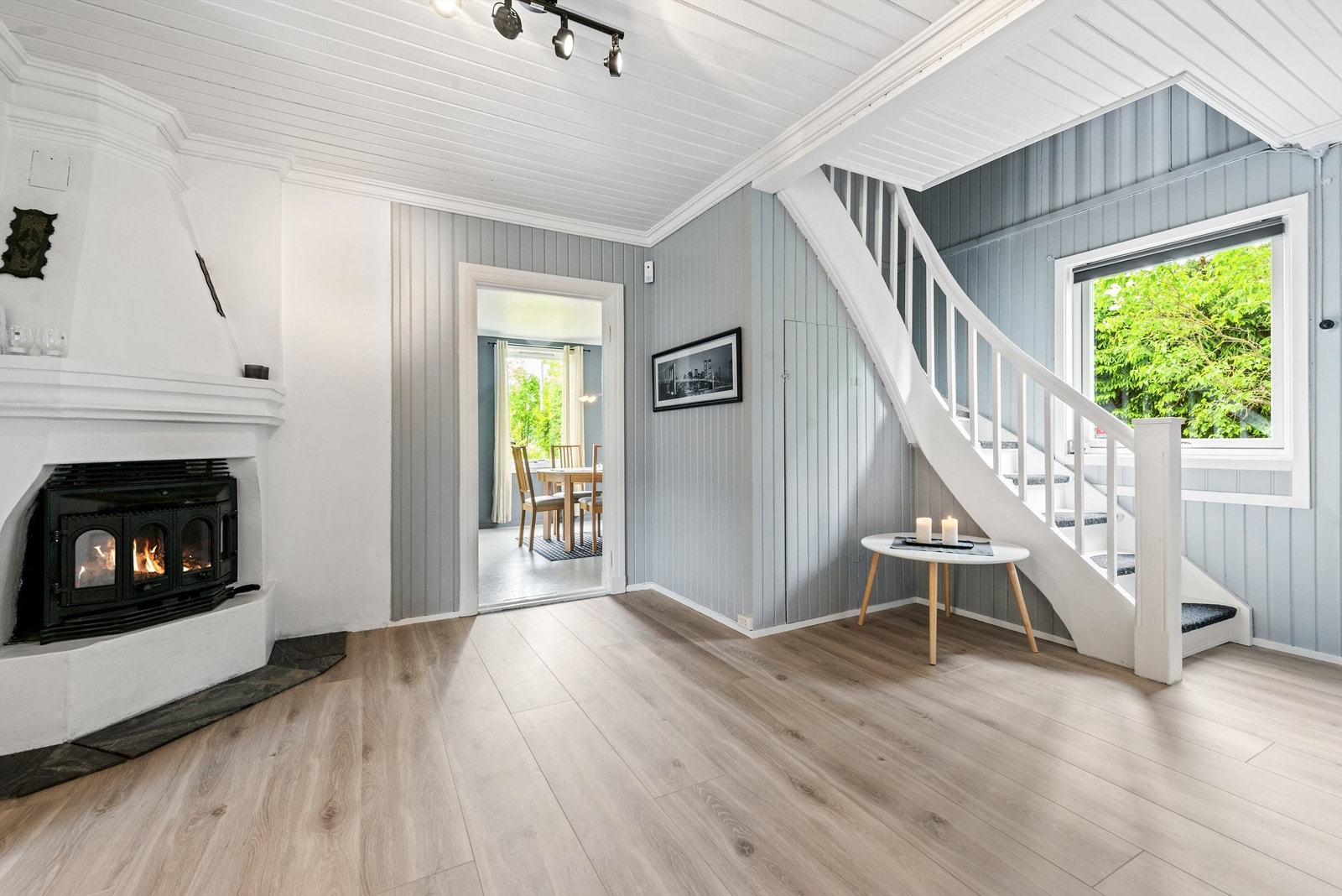 Trapp opp til 2. etasje etablert i gangen. Adkomst til spisestue/stue fra gangen/peisestuen. Galleribilde