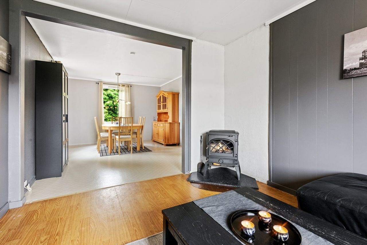 Her er det en vedovn montert, denne gir godt med varme i stuen. Galleribilde