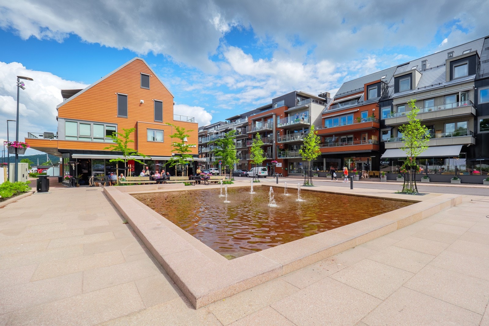 I kort avstand finner du også Sætre sentrum med de fleste butikker og servicetilbud, samt flere spisesteder Galleribilde