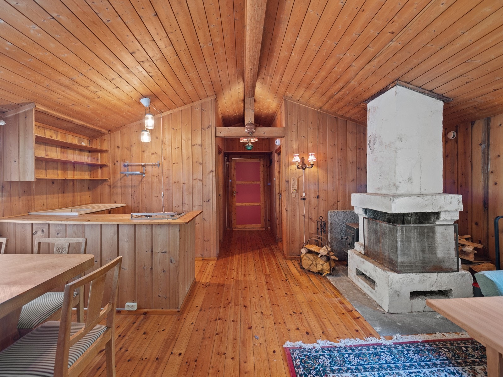 Stue med peis og vedovn Galleribilde