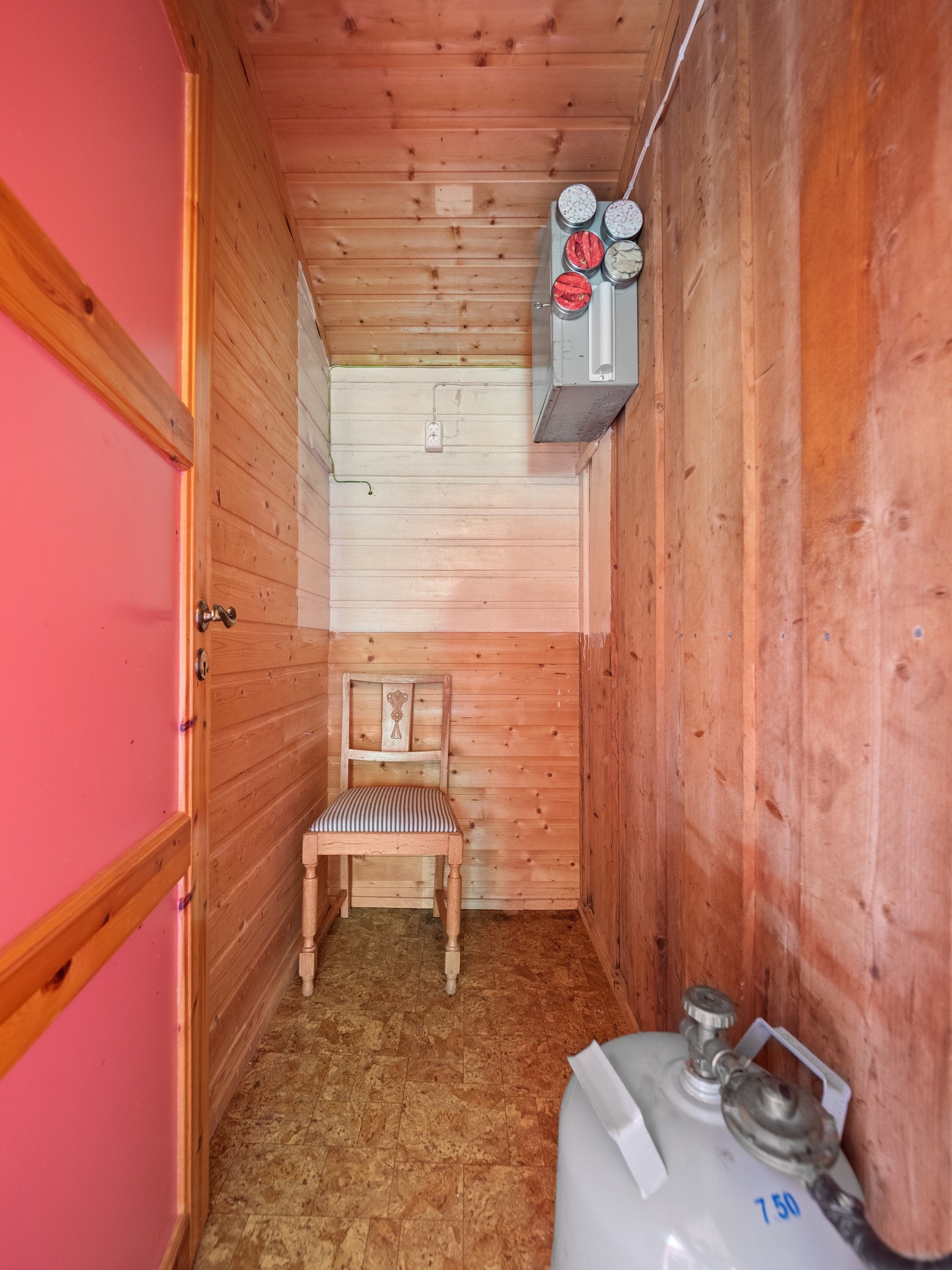 Bod med sikringsskap og plass for oppbevaring Galleribilde