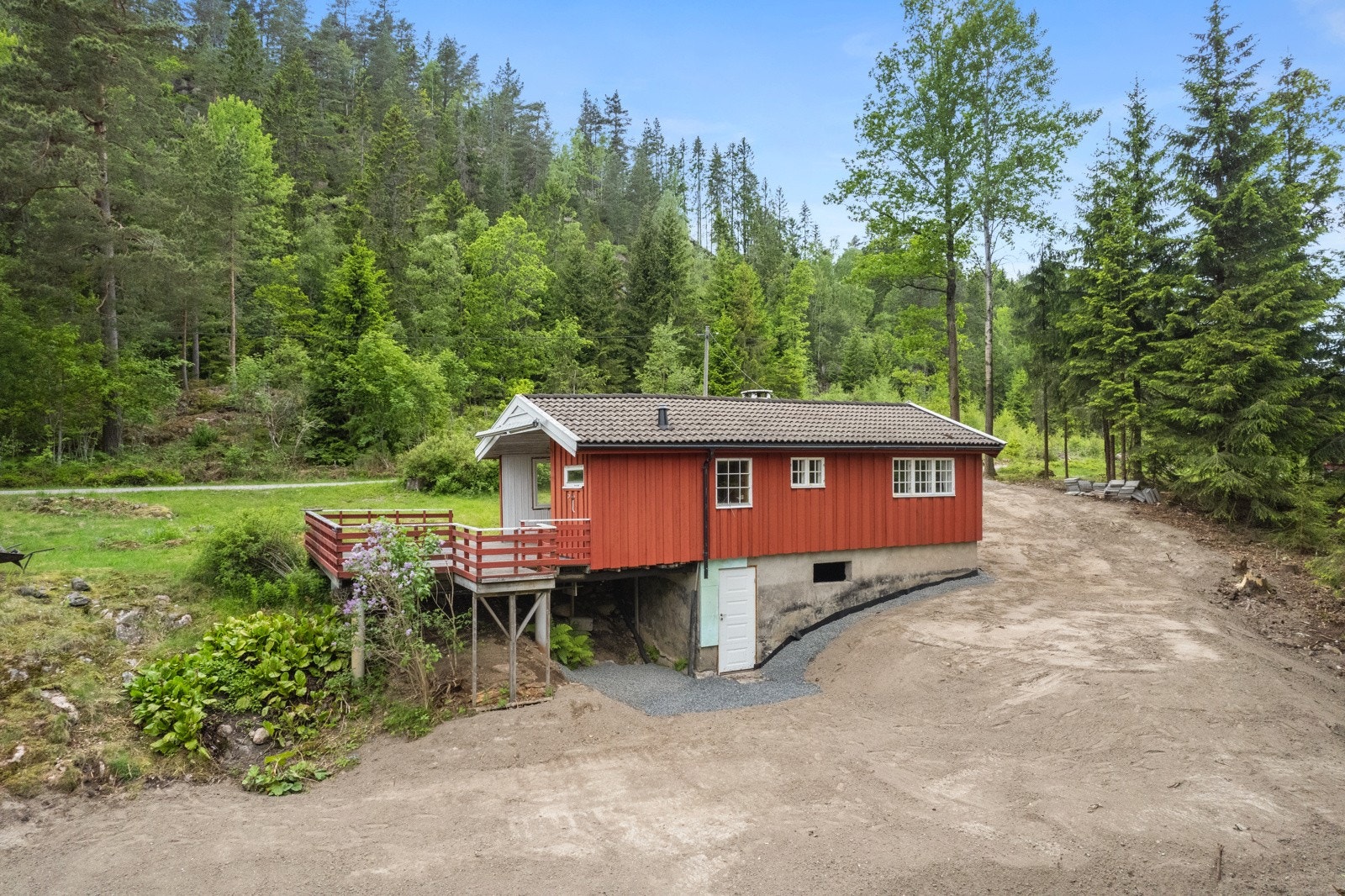 Velkommen til Øvre Burevei 12 - Hytte med enkel standard på stor tomt - Oppgraderingsbehov! Galleribilde