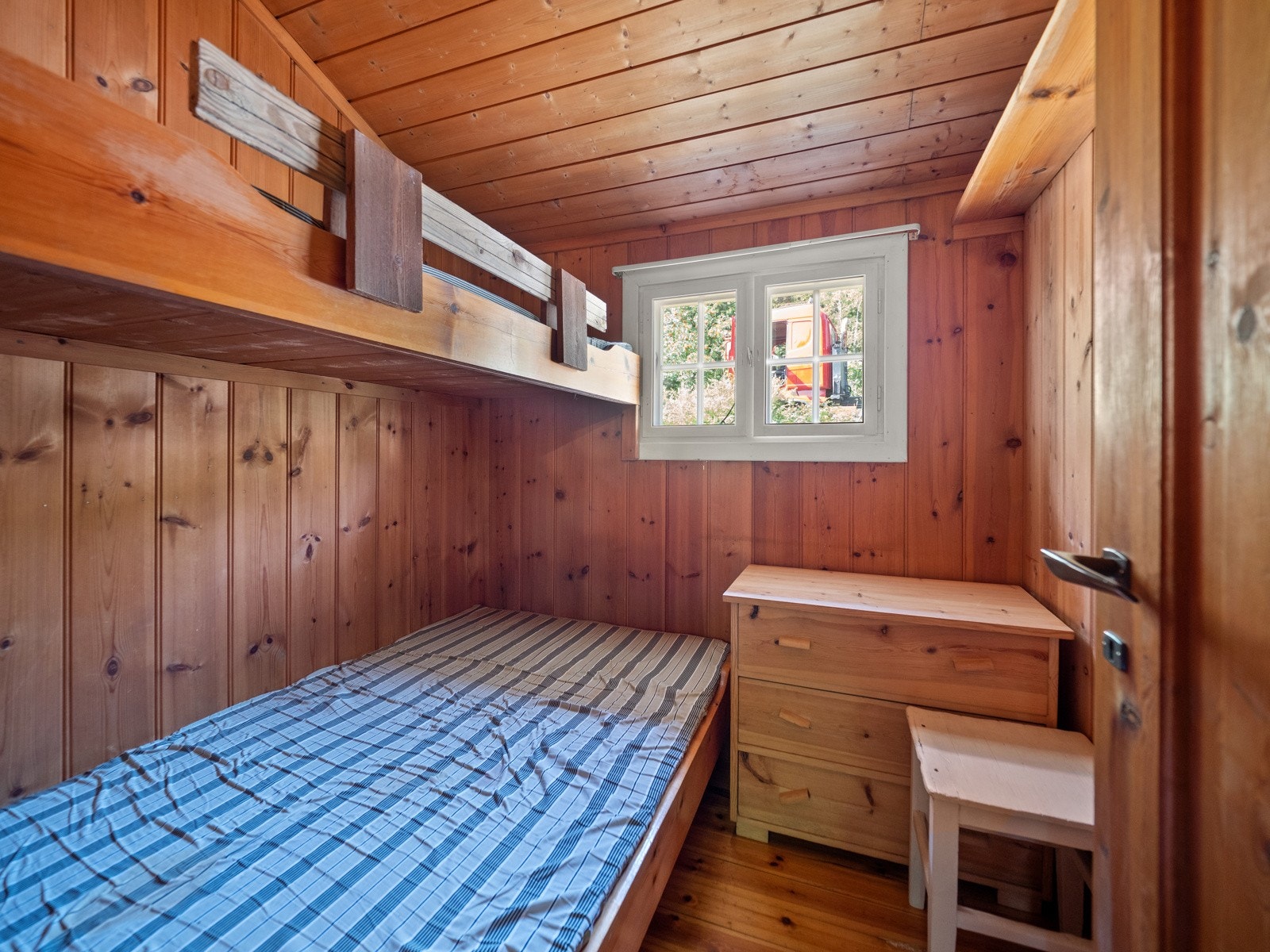 Soverom I med plassbygde senger og plass til oppbevaringsmøbler Galleribilde