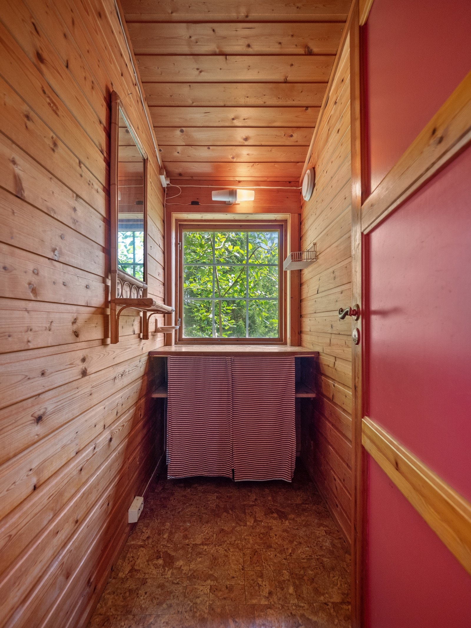 Innredet rom benyttet til tannpuss og vask Galleribilde