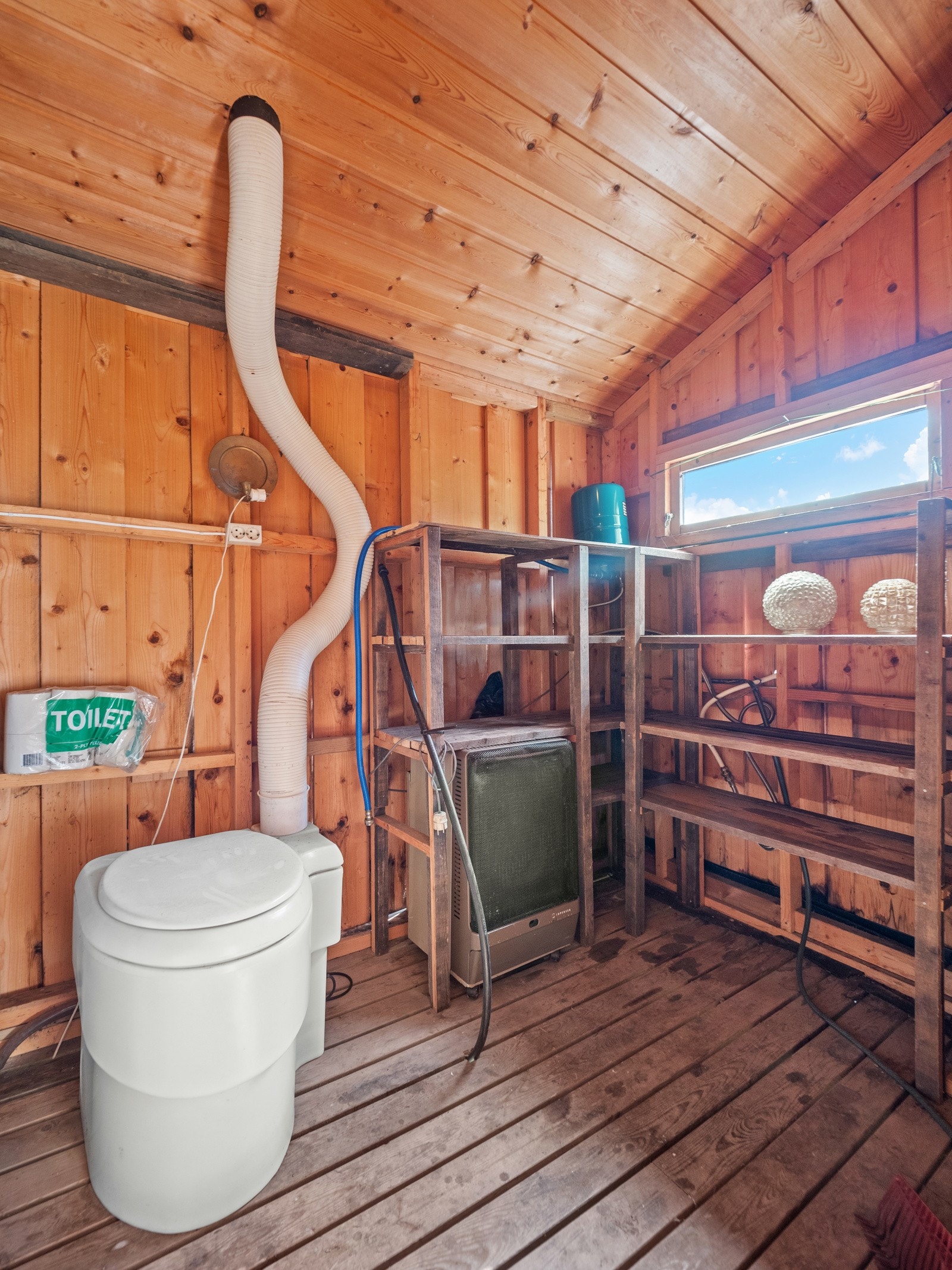 Bod i tilknytning til hytta med muldo og god plass til oppbevaring Galleribilde