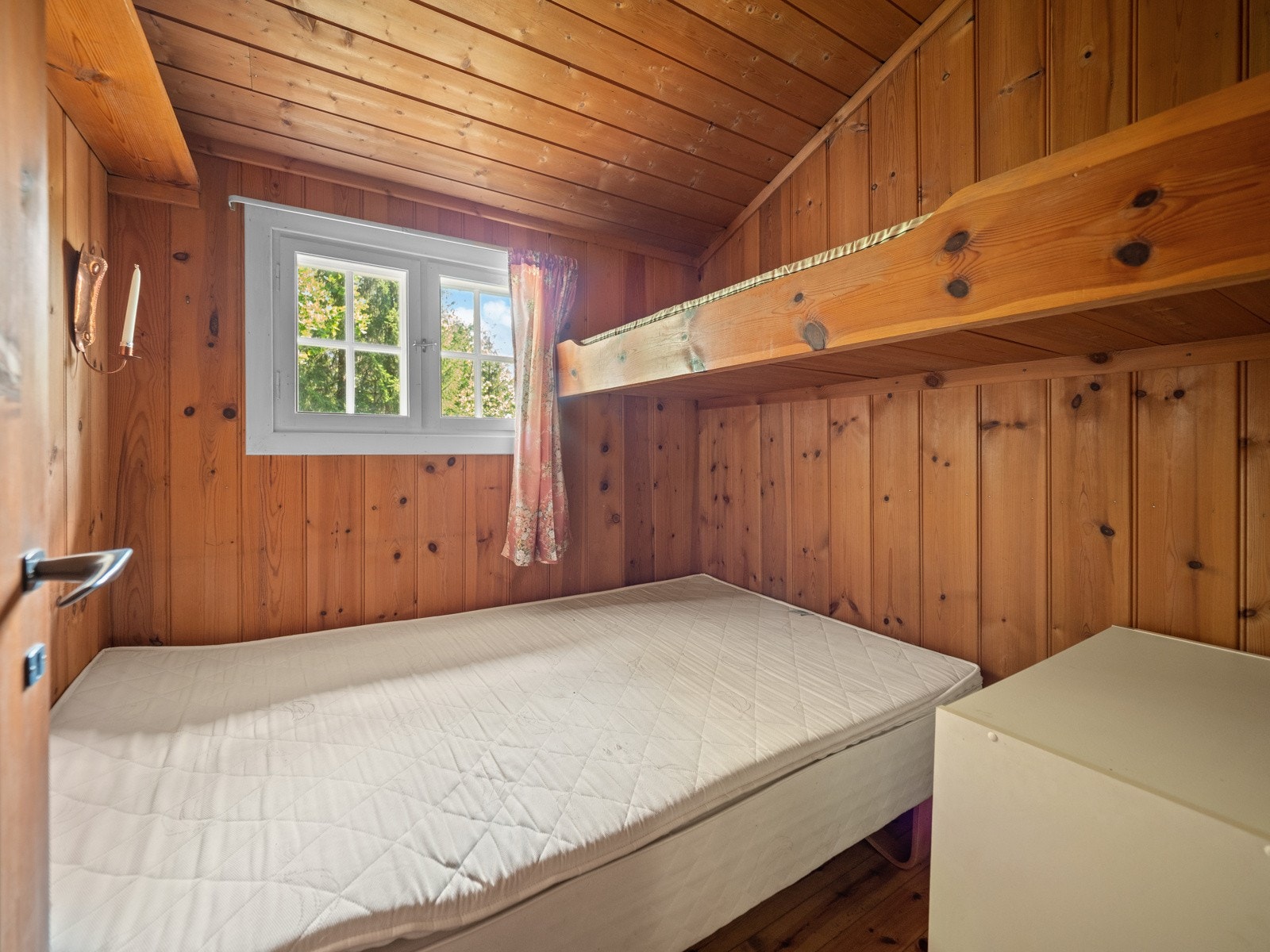 Soverom II med plassbygde senger og plass til oppbevaringsmøbler Galleribilde