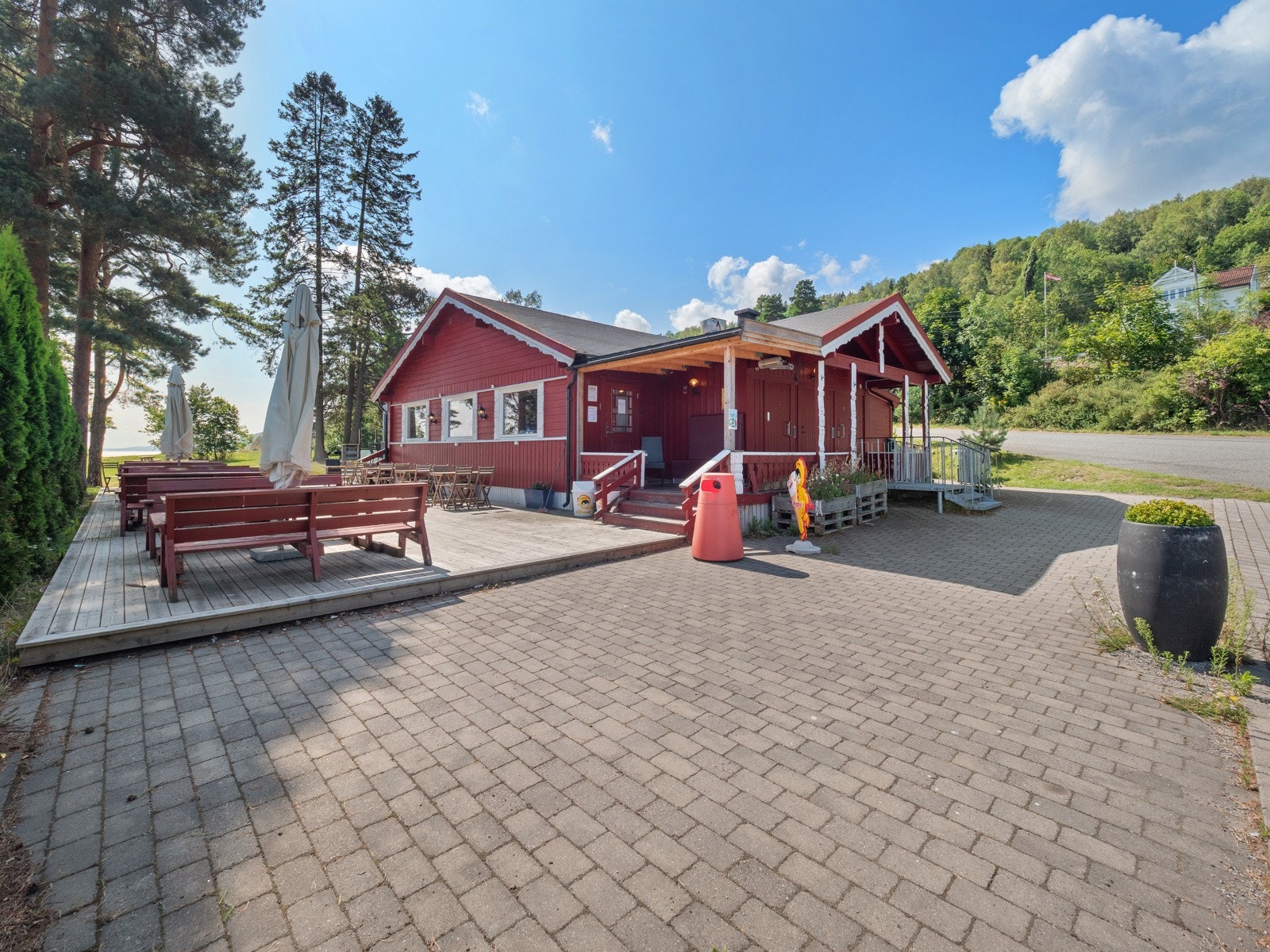 Freyborgstua ligger en kort kjøretur unna og byr på mat, drikke og flotte omgivelser for en stranddag Galleribilde