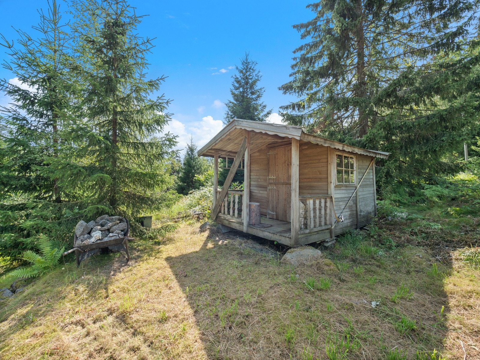 Frittstående bod med plass til oppbevaring av hagemøbler og utstyr- Boden er av enkel standard Galleribilde