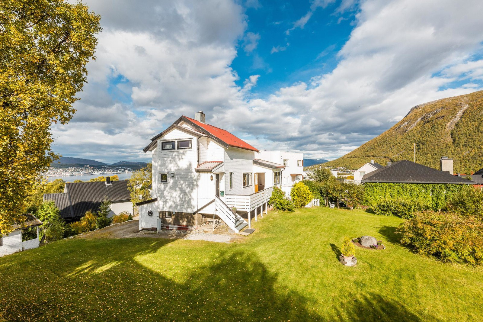 Eneboligen har en flott beliggenhet på et naturlig høydedrag og har en fantastisk utsikt!