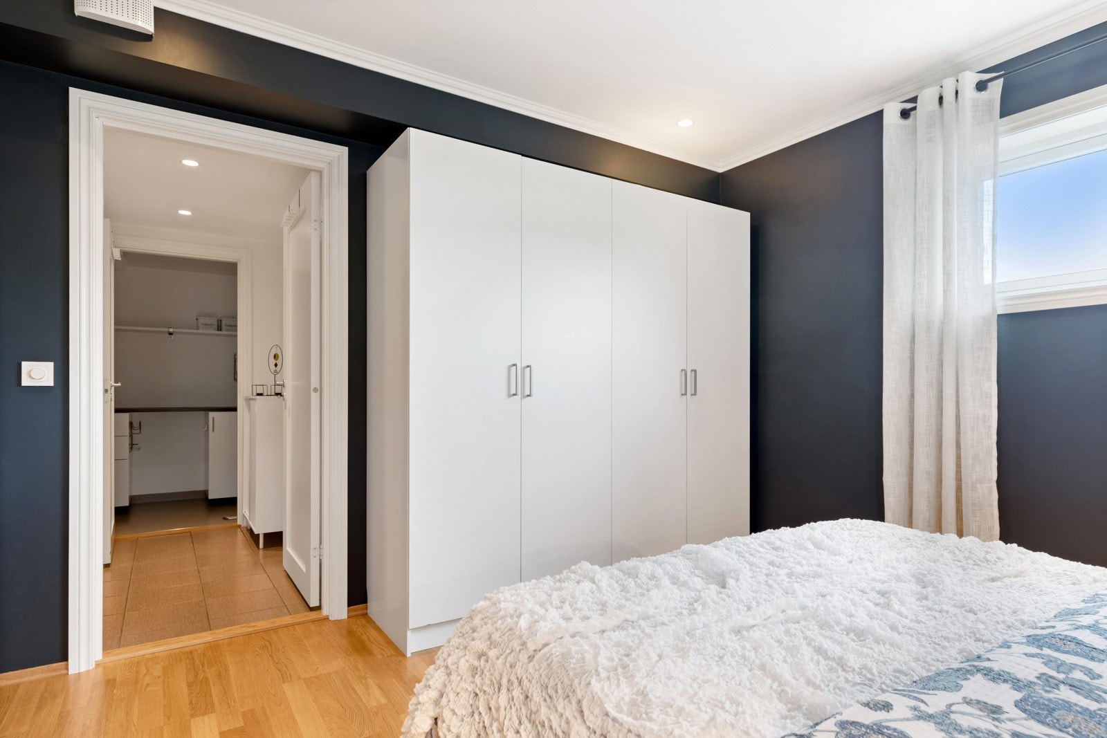Soverommet har oppbevaringsplass i et dobbelt garderobeskap. Galleribilde