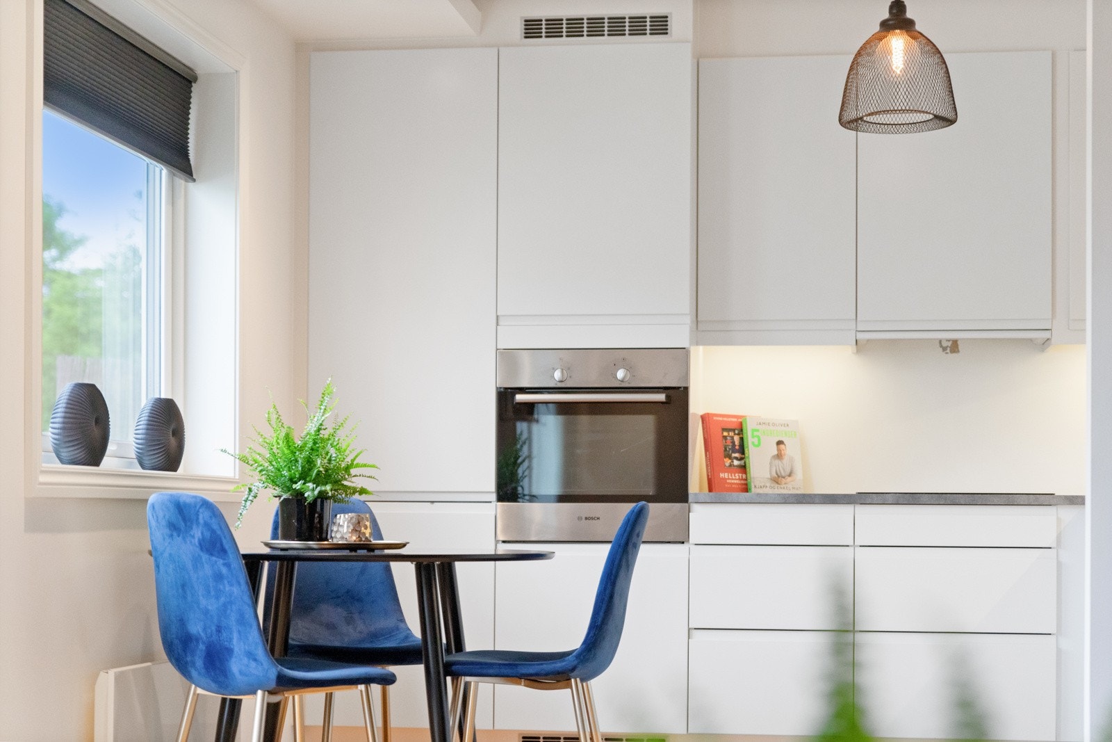 På kjøkkenet er det plass for et lite spisebord slik at man kan invitere til middager. Galleribilde