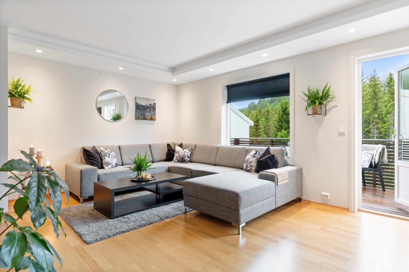 Leiligheten har en gjennomgående standard og et tidsriktig materialvalg som lett faller i smak. Galleribilde