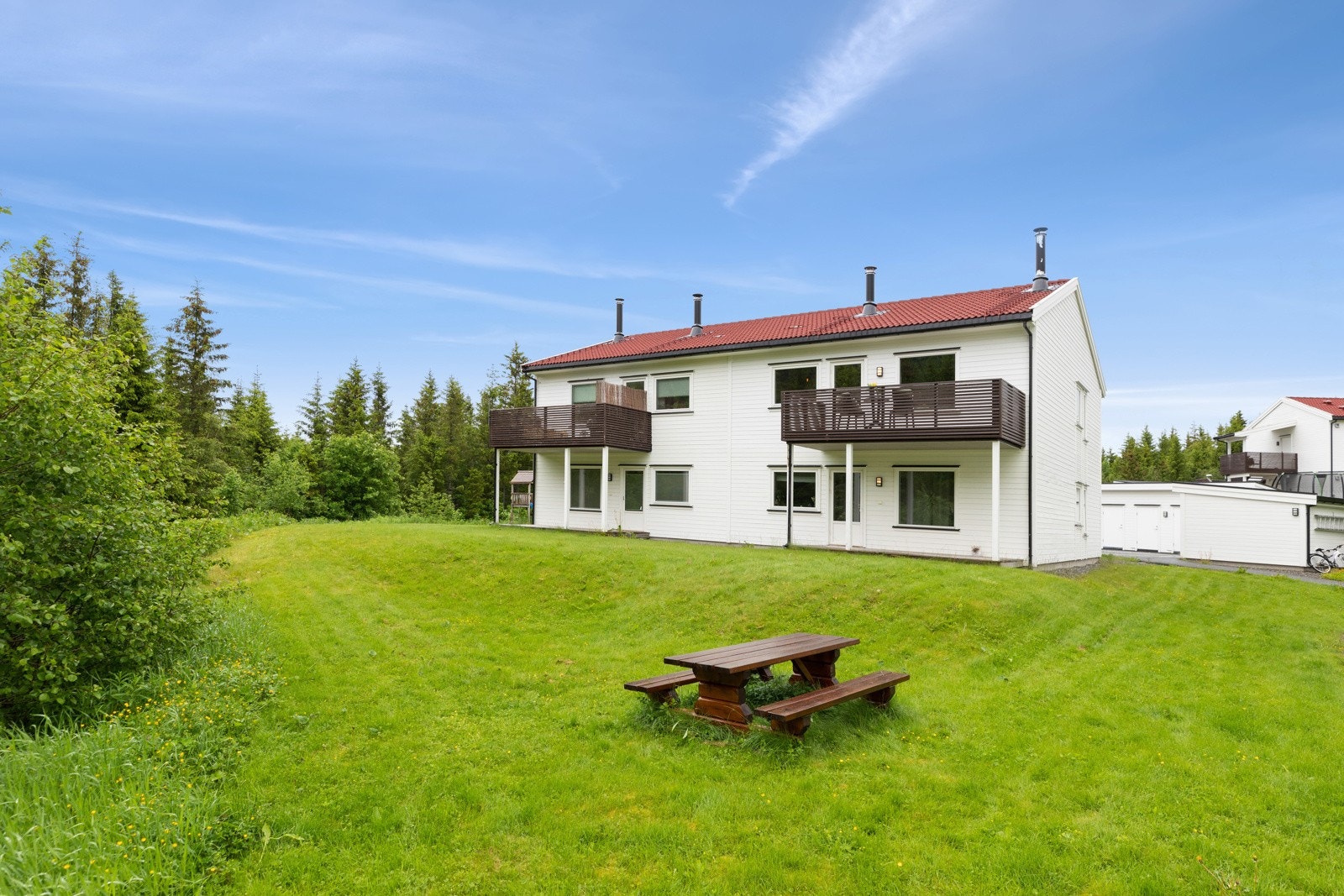 Rett utenfor leiligheten er det store grøntareal som små og store kan glede seg over. Galleribilde