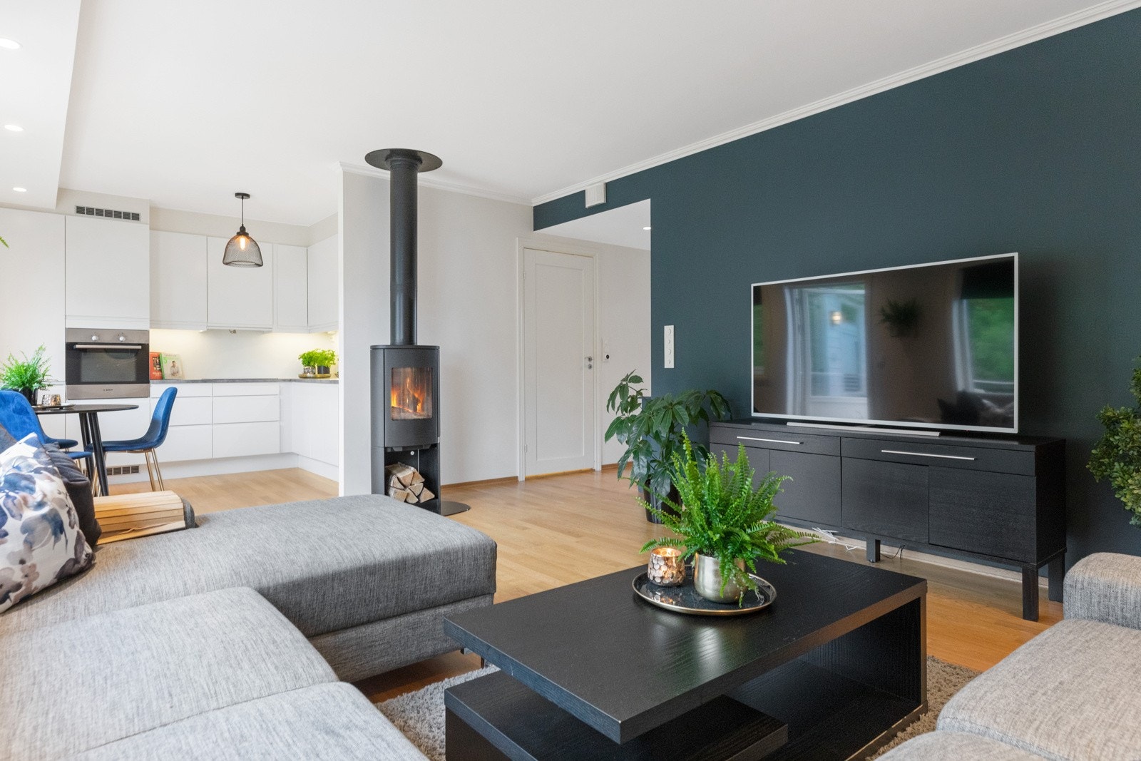 Den mørke fondveggen i stuen passer godt til parkettgulvet og gir fin kontrast til de lyse veggene for øvrig. Galleribilde