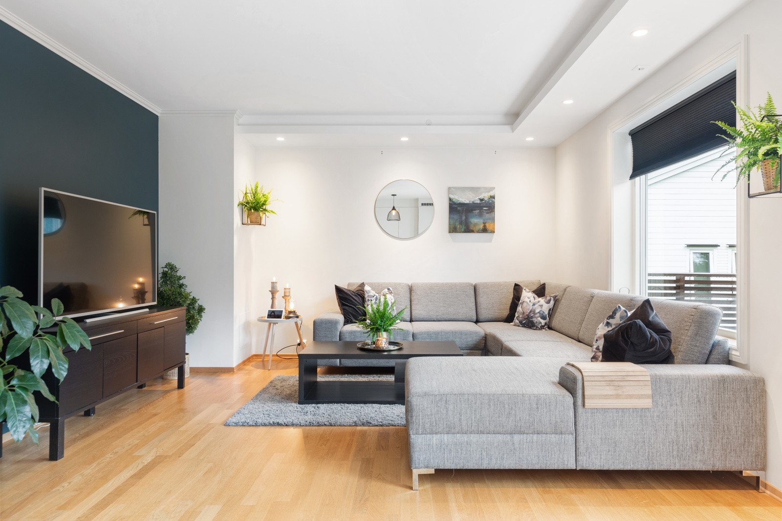 Stuen kan lett møbleres med en stor sofagruppe og tv-løsning. Galleribilde