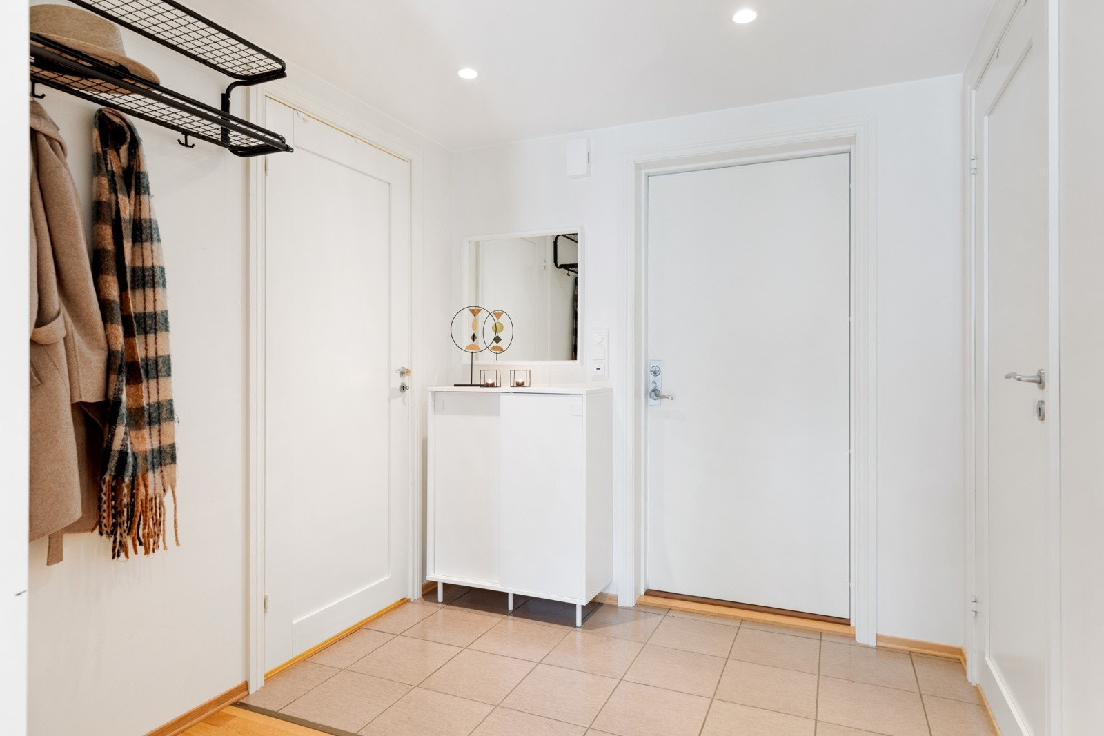 Entreen gir et godt førsteinntrykk. Her er det downlights, garderobeløsning og flislagt gulv med gulvarme. Galleribilde