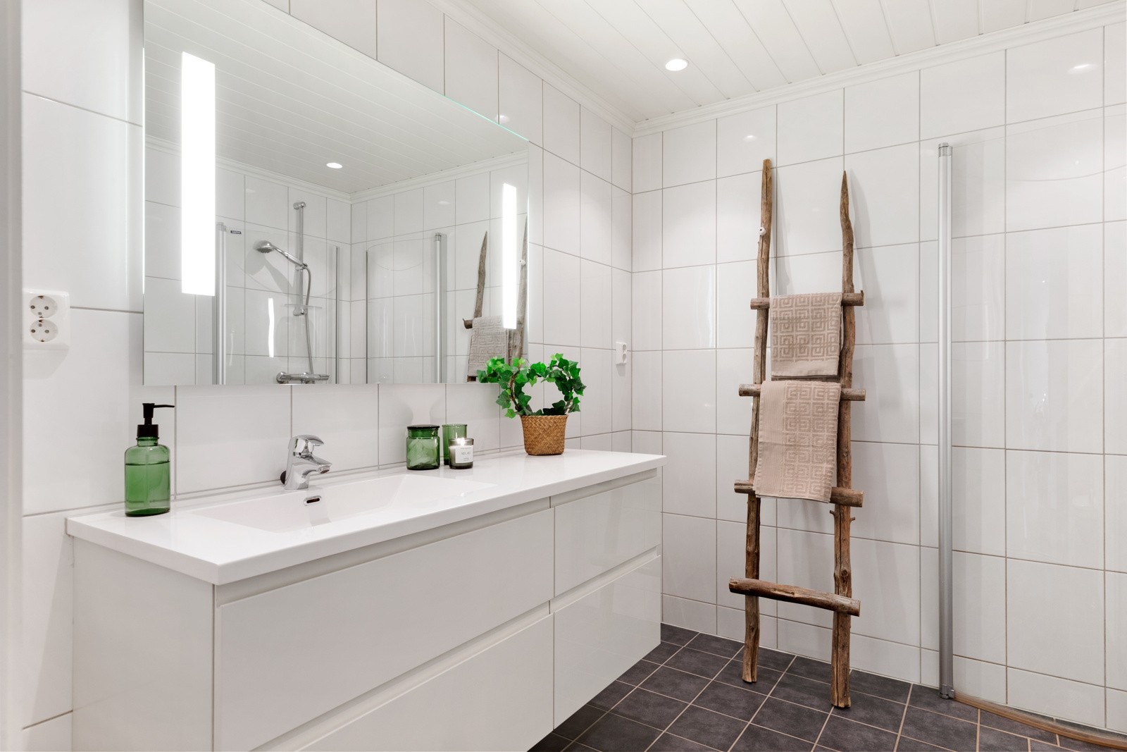 Badet er innredet med vegghengt toalett og en romslig baderomsinnredning. Galleribilde