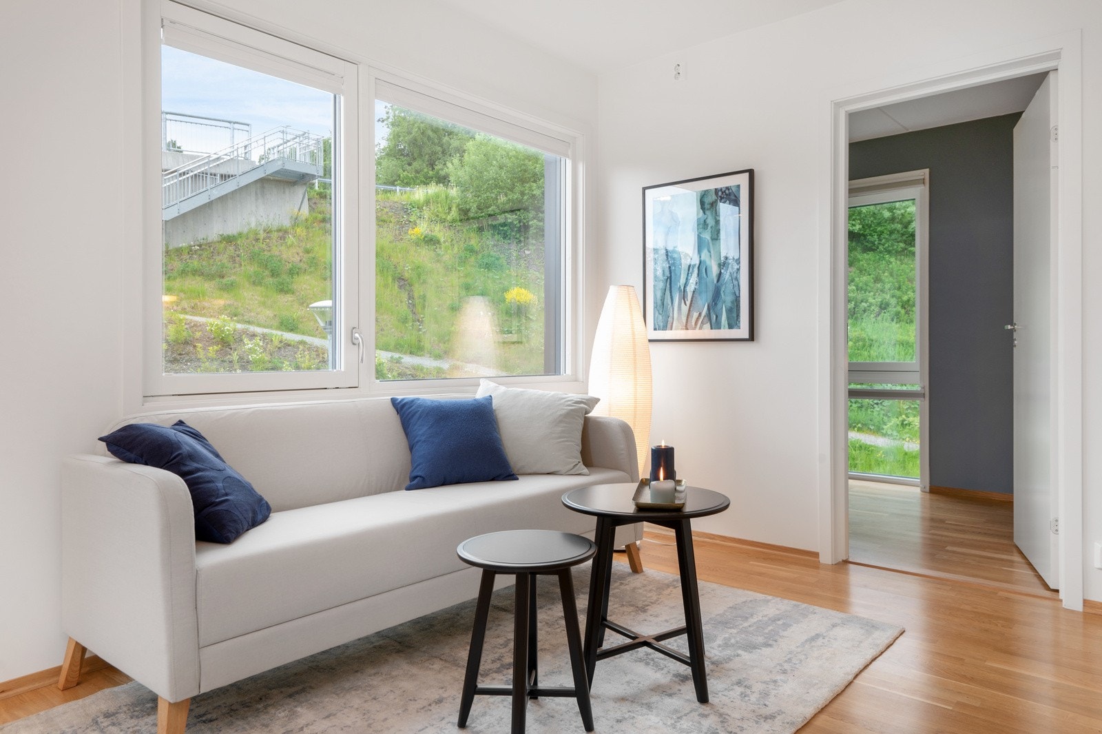 I stuen har du rikelig med naturlig lys Galleribilde