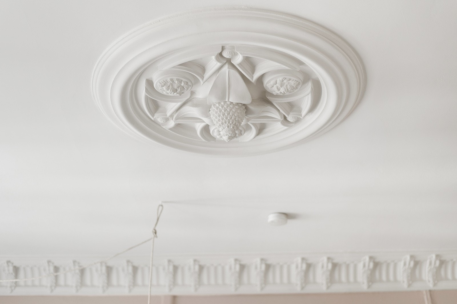 I himlingen har du flott stukkatur og en lekker rosett som hører med i en klassisk leilighet som denne. Galleribilde