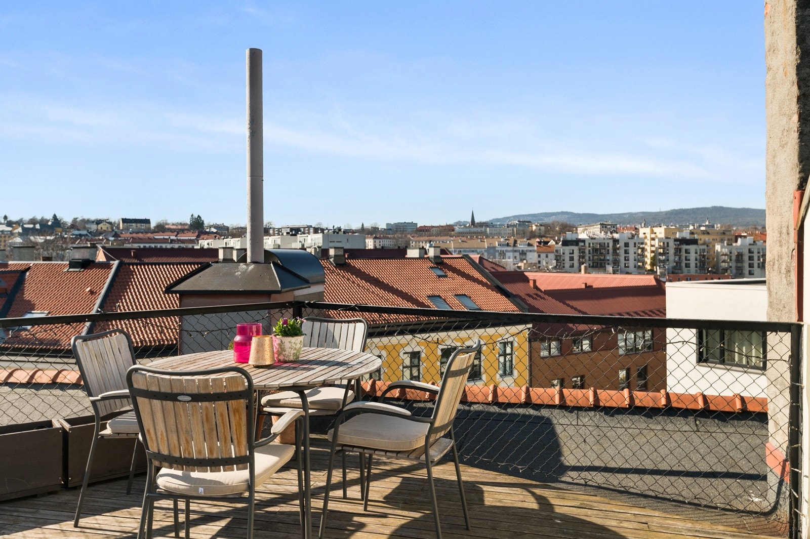 Flere hyggelige sittegrupper og gode solforhold. Galleribilde