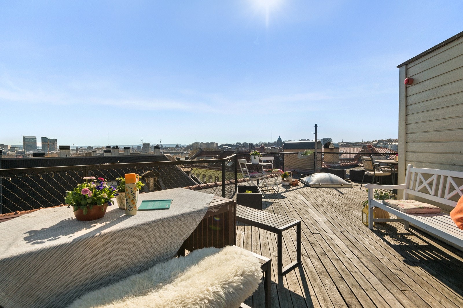 Som beboer har du tilgang til en nydelig felles takterrasse med gode solforhold og flott utsikt over byen. Galleribilde