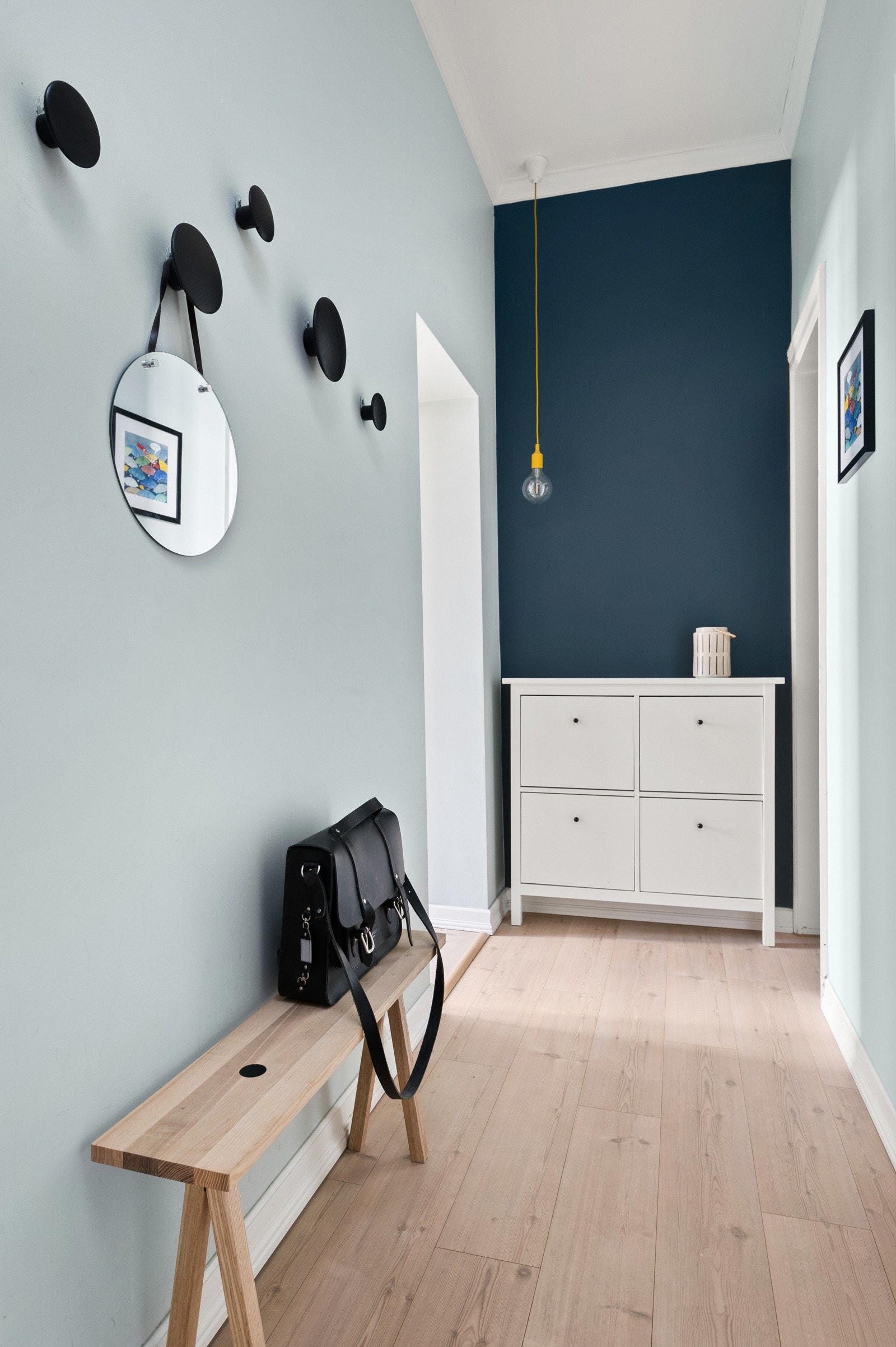 Entréen er romslig med ytterligere plass til oppheng, skoskap og kommoder. Galleribilde