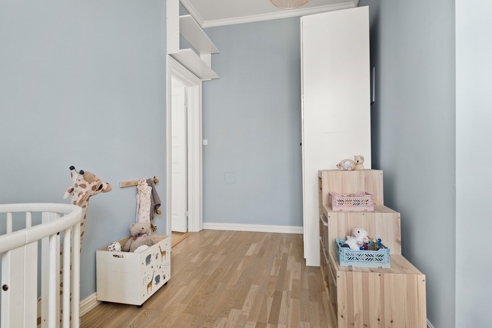 På soverommet har du plass til seng, kontorpult og oppbevaringsplass i medfølgende garderobeskap. Galleribilde